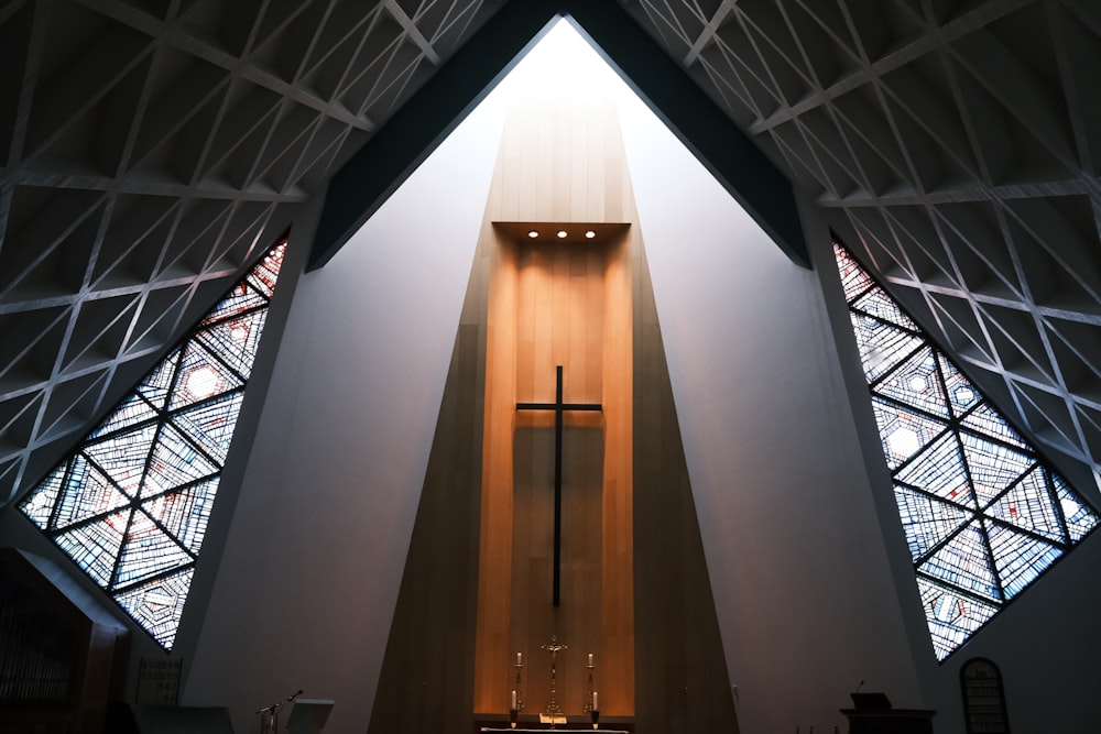 o interior de uma igreja com vitrais