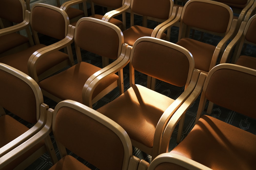 a row of brown chairs sitting next to each other