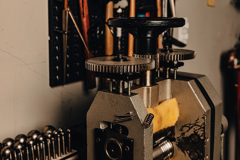 a machine with a yellow sponge on it