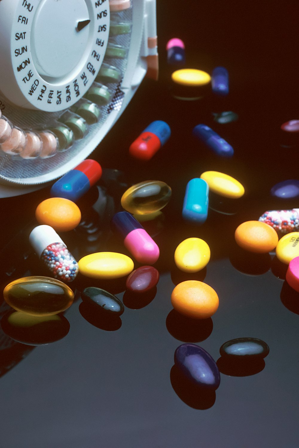 um monte de pílulas sentadas em cima de uma mesa