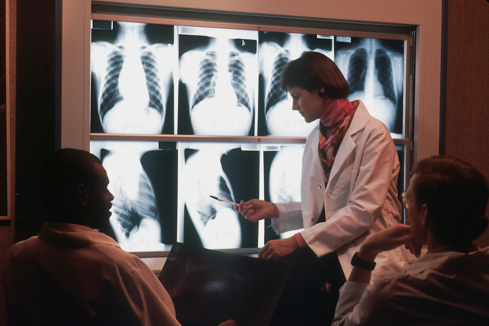 Médico explicando uma radiografia para o paciente