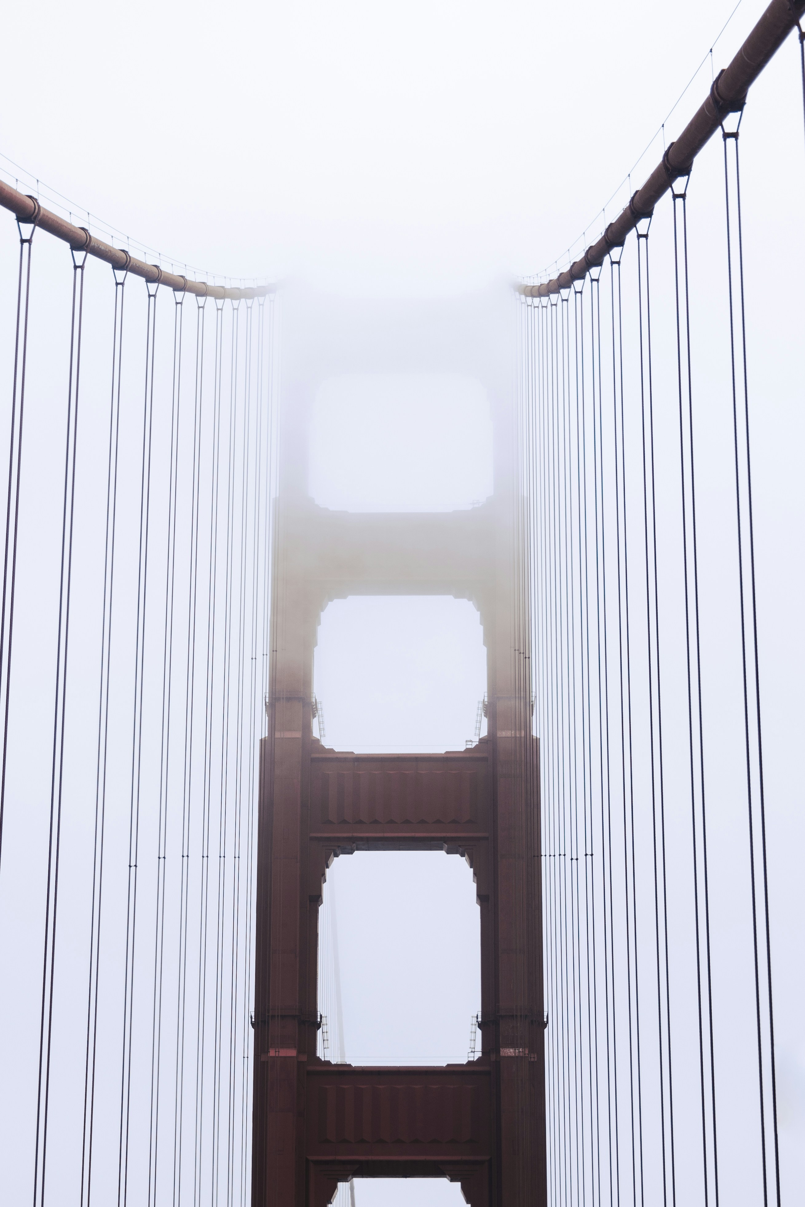 uma vista nebulosa da ponte do portão dourado