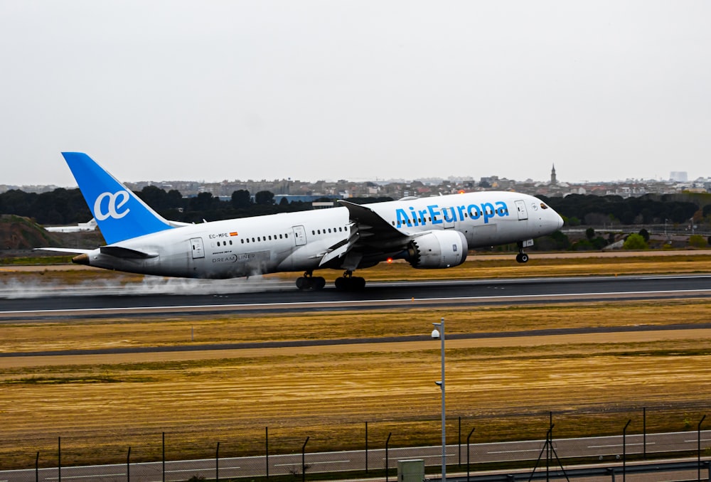 Un gran avión en una pista de aterrizaje