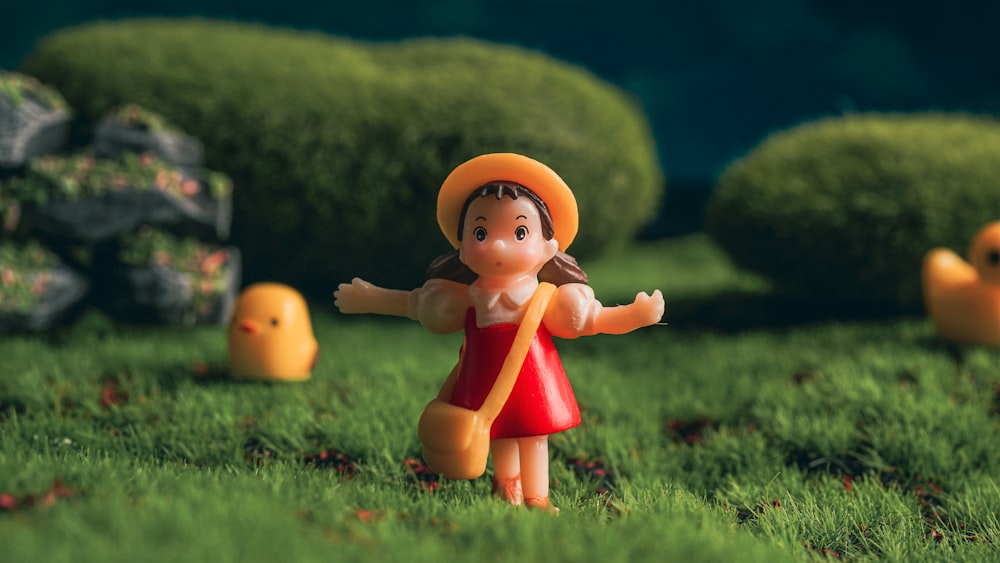 어린 소녀가 풀밭에 서 있다