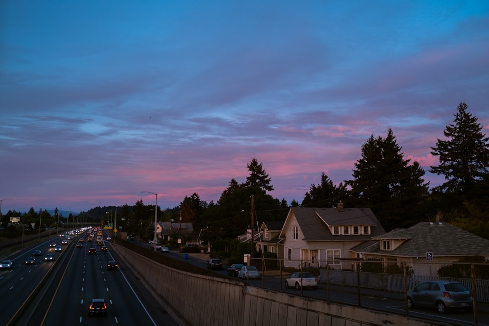 Una calle de la ciudad al atardecer con un cielo rosado