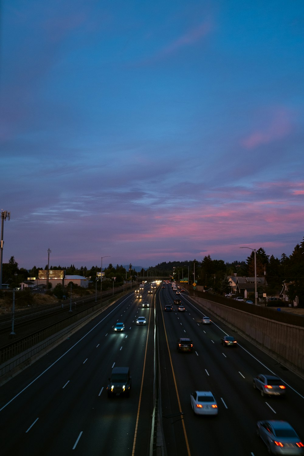 un'autostrada con un gruppo di auto che la percorrono