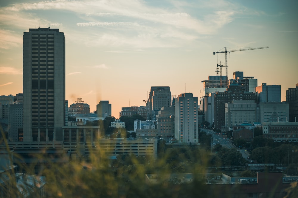 Una vista dello skyline di una città con una gru sullo sfondo