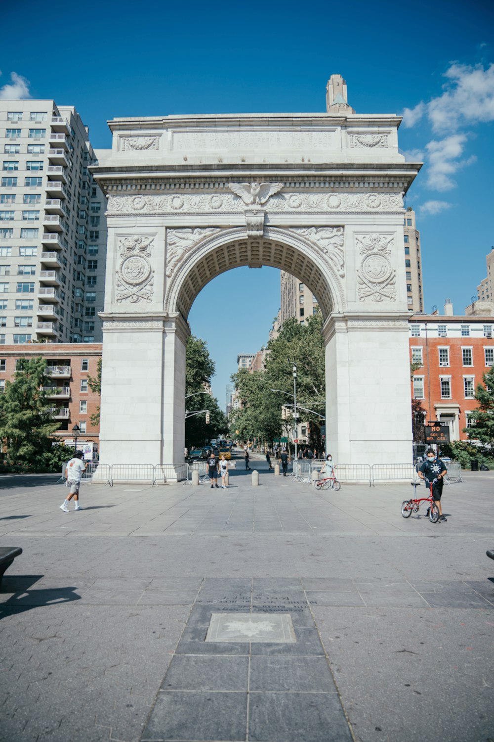 Un grande arco bianco nel mezzo di una città