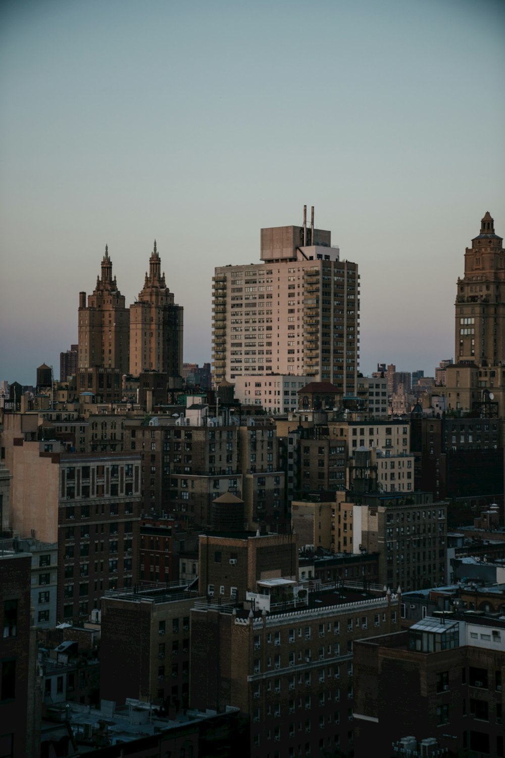 Una vista de una ciudad con edificios altos