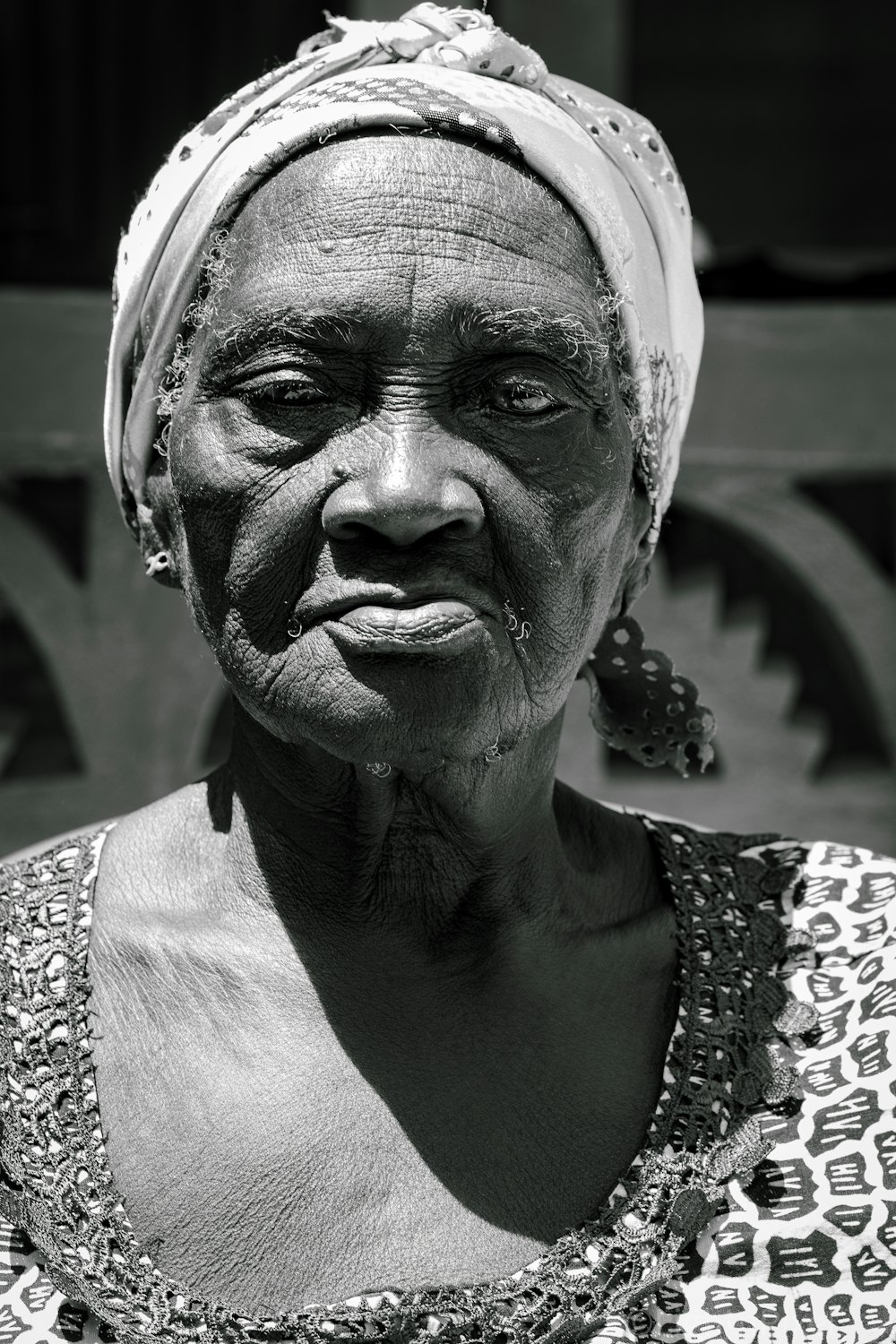 Una foto en blanco y negro de una mujer con turbante