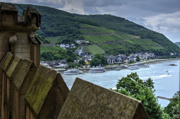 Flusslandschaft mit Stadt am Ufer