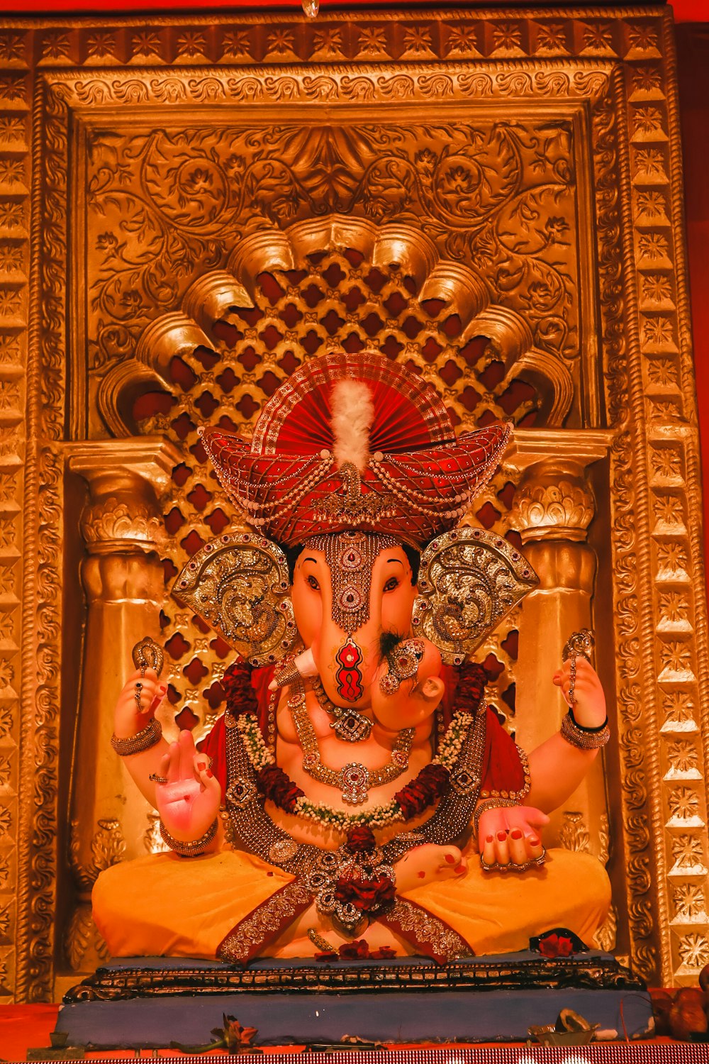 Una estatua de un elefante en un templo