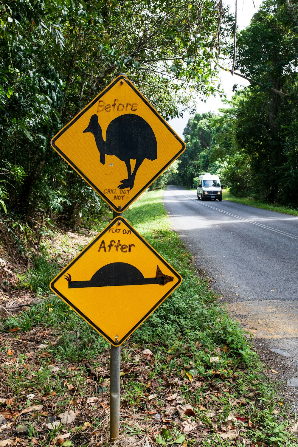 ダチョウの写真が描かれた道路標識