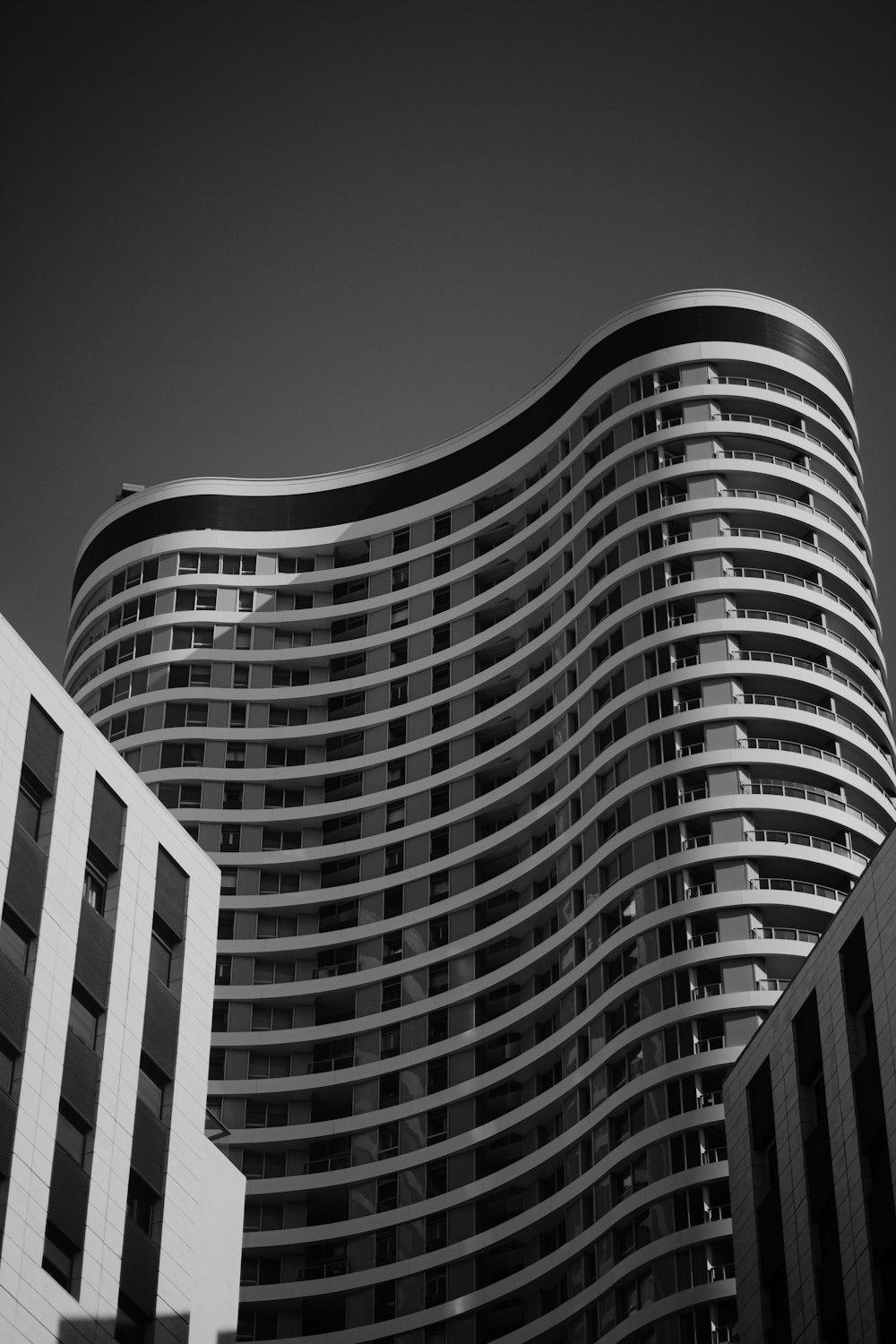 건물의 흑백 사진