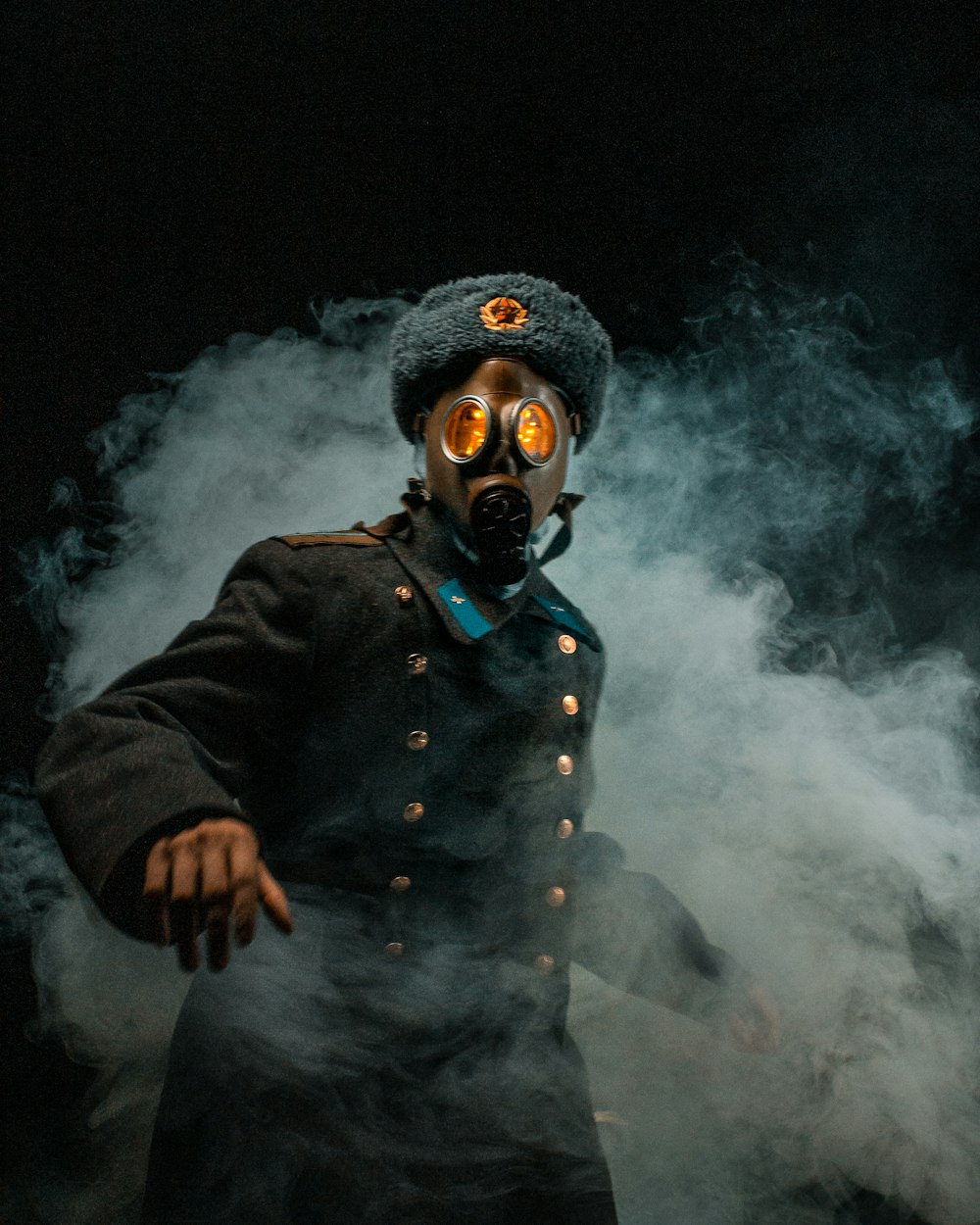 Ein Mann in Gasmaske und Uniform