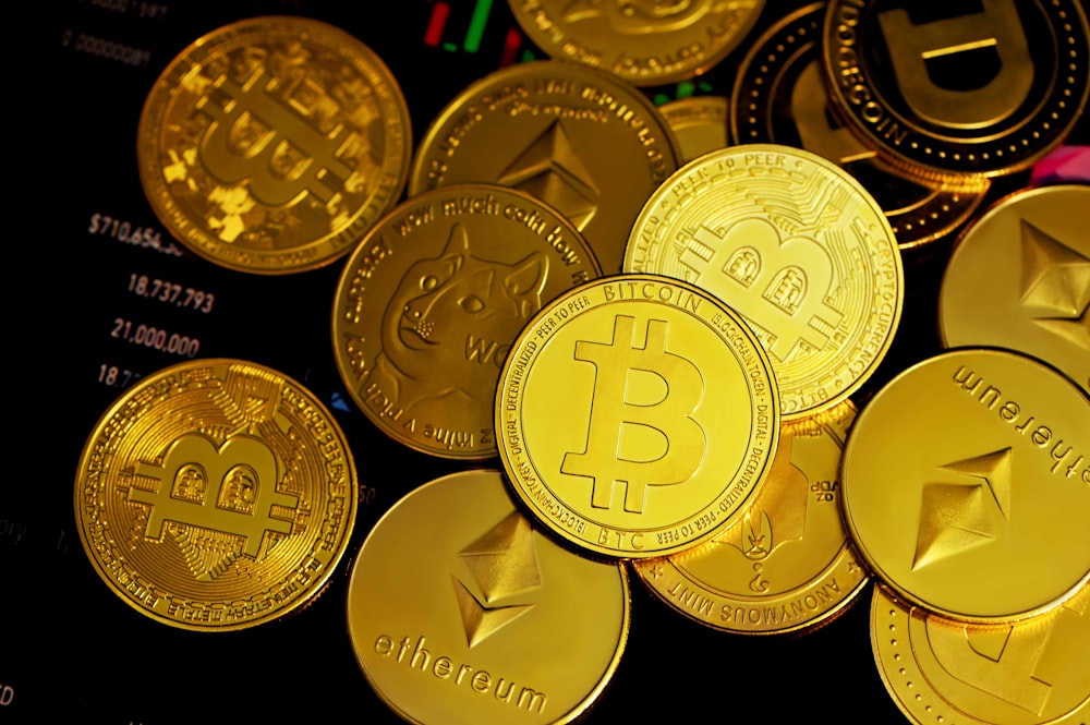 Una pila di bitcoin d'oro seduti uno sopra l'altro