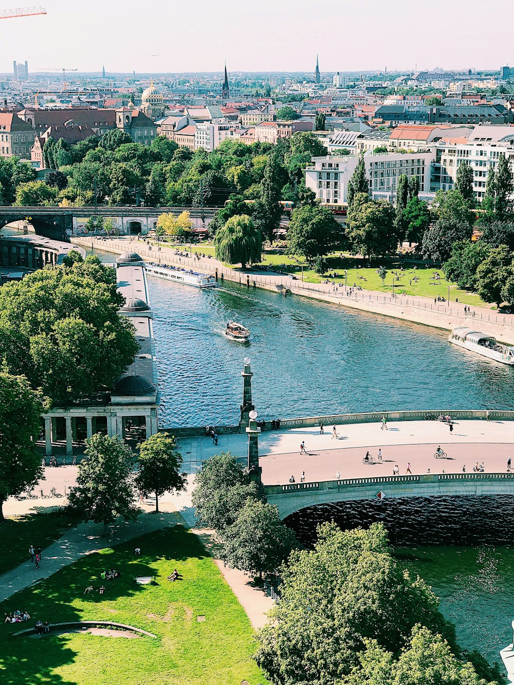 une rivière qui traverse une ville à côté d’un pont