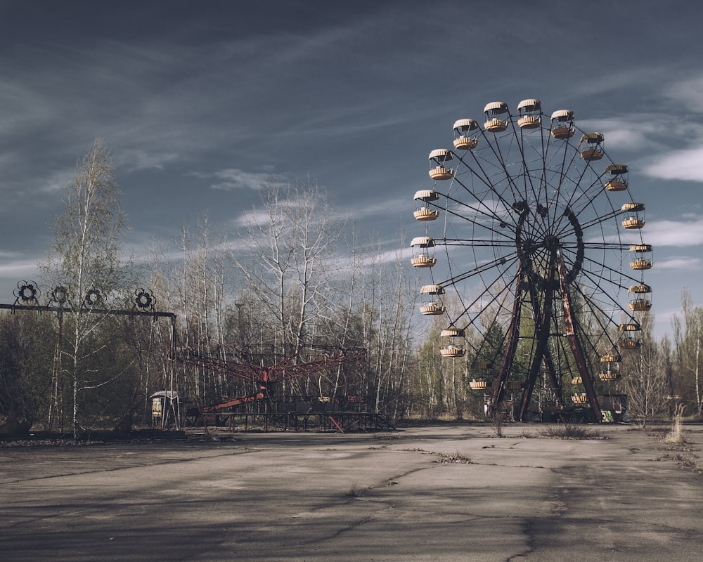 una grande ruota panoramica seduta nel mezzo di una foresta