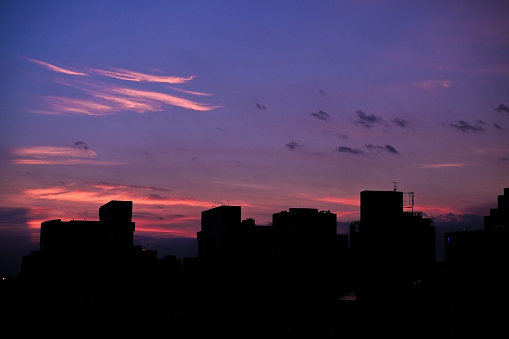 Una vista del horizonte de una ciudad al atardecer