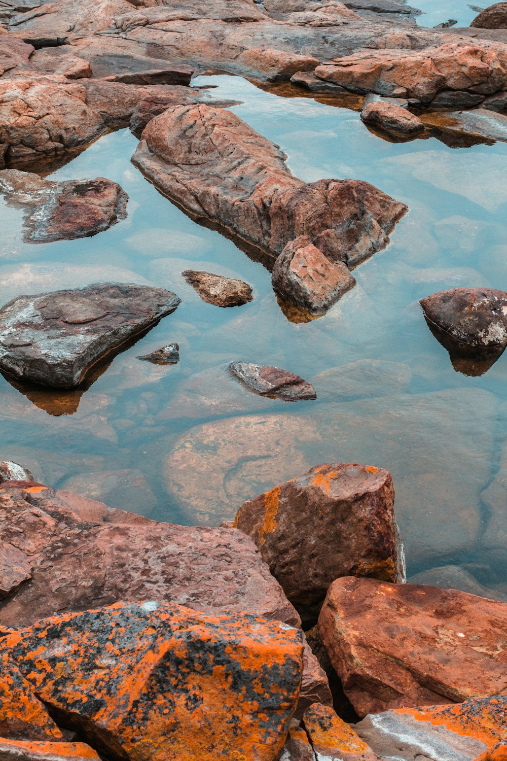 algunas rocas y agua en un cuerpo de agua