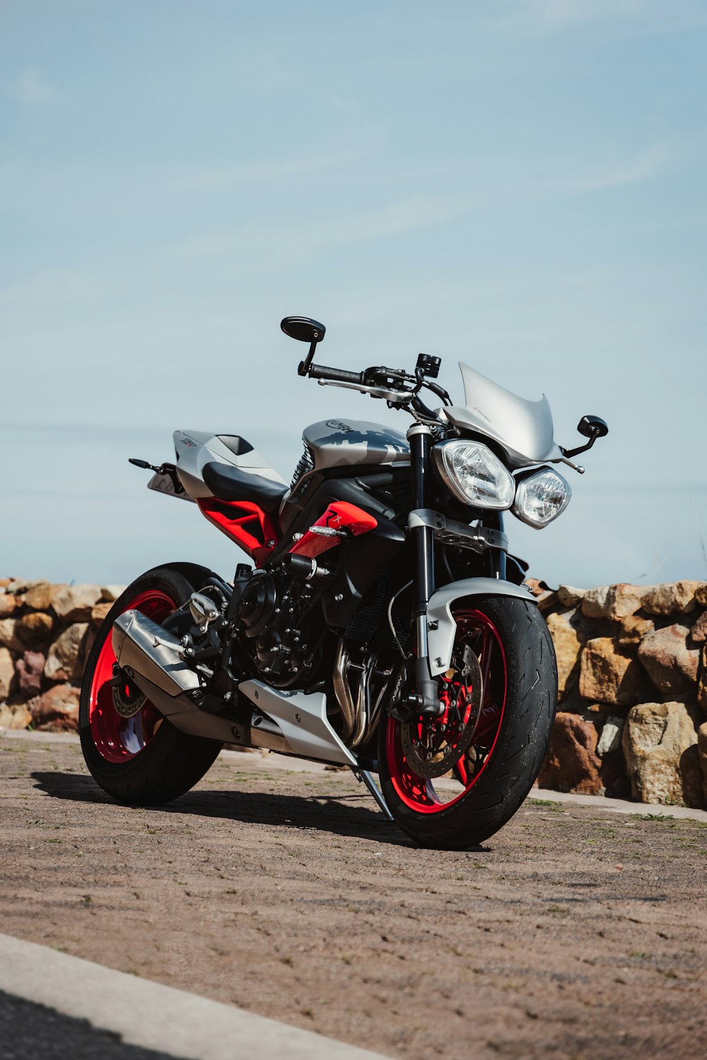 une moto garée sur le bord de la route