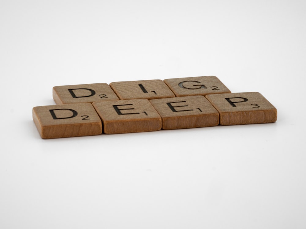 Un bloque de madera que deletrea la palabra cavar profundo