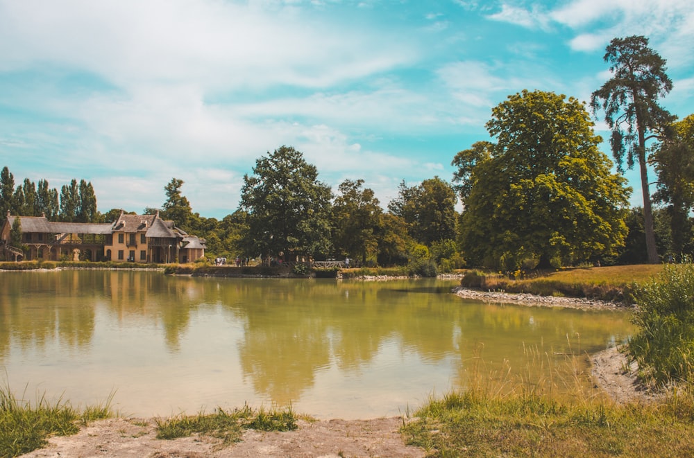 Un lago con una casa al fondo