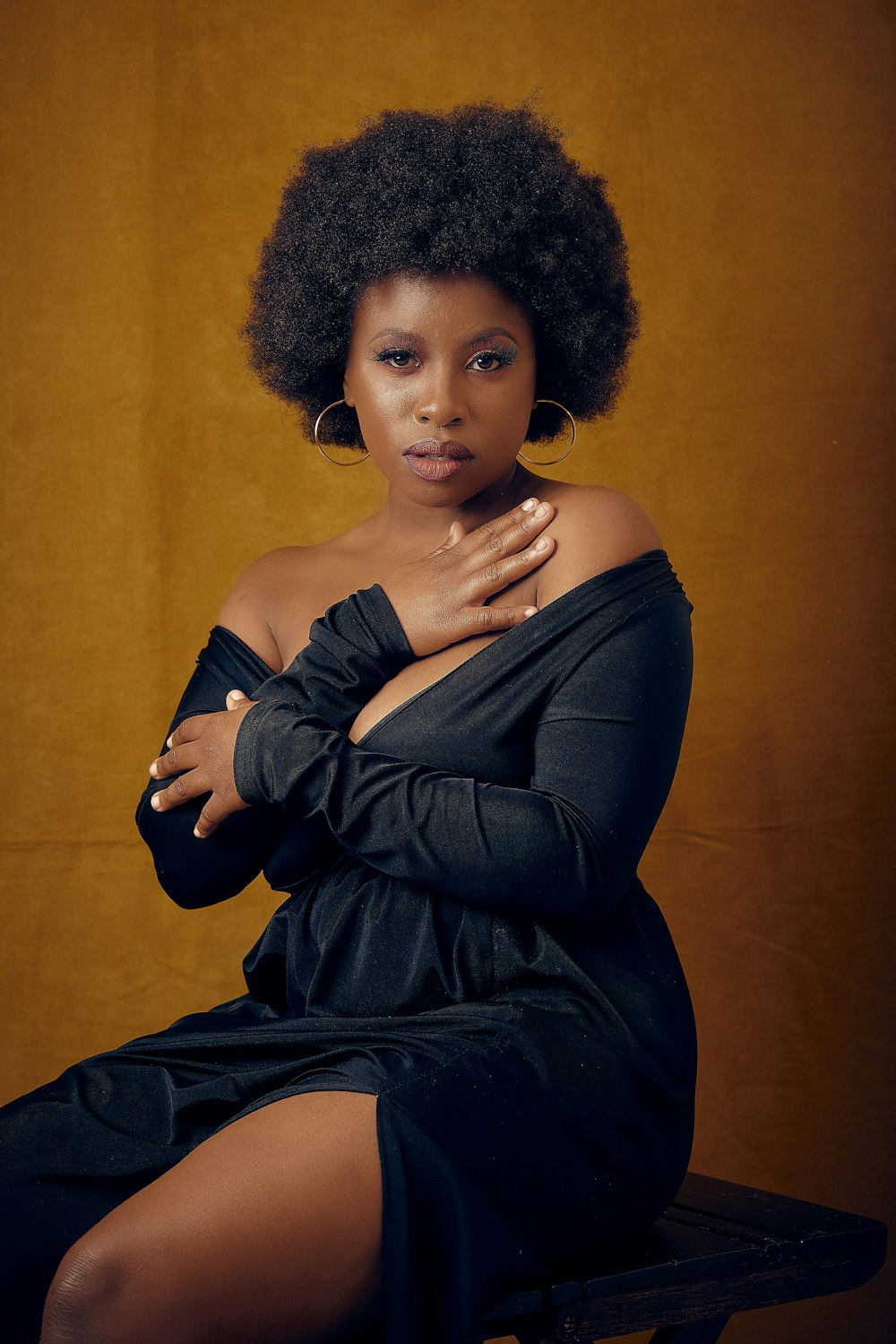 Une femme avec un afro assise sur un banc