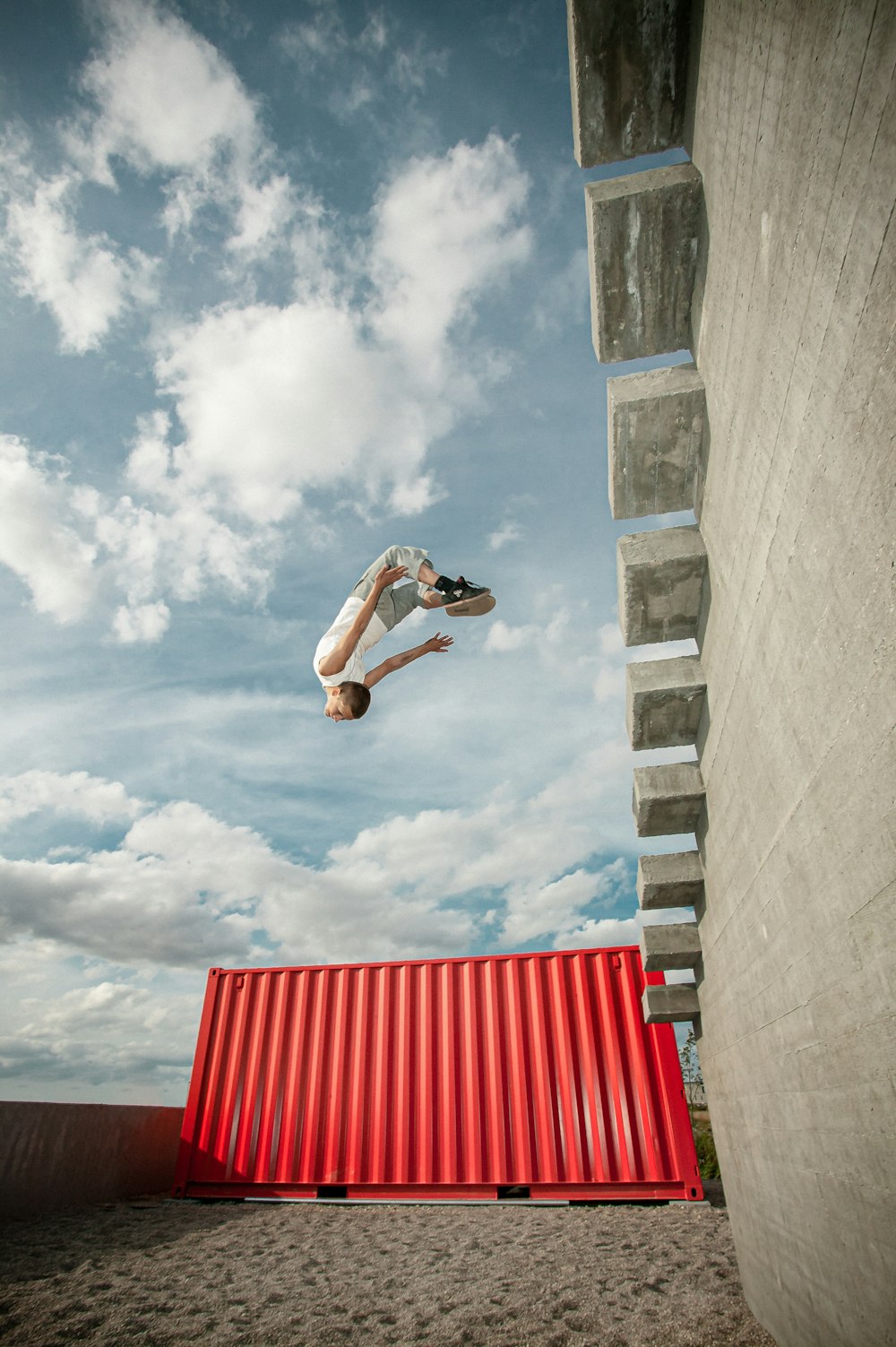 Un uomo che vola nell'aria mentre cavalca uno skateboard