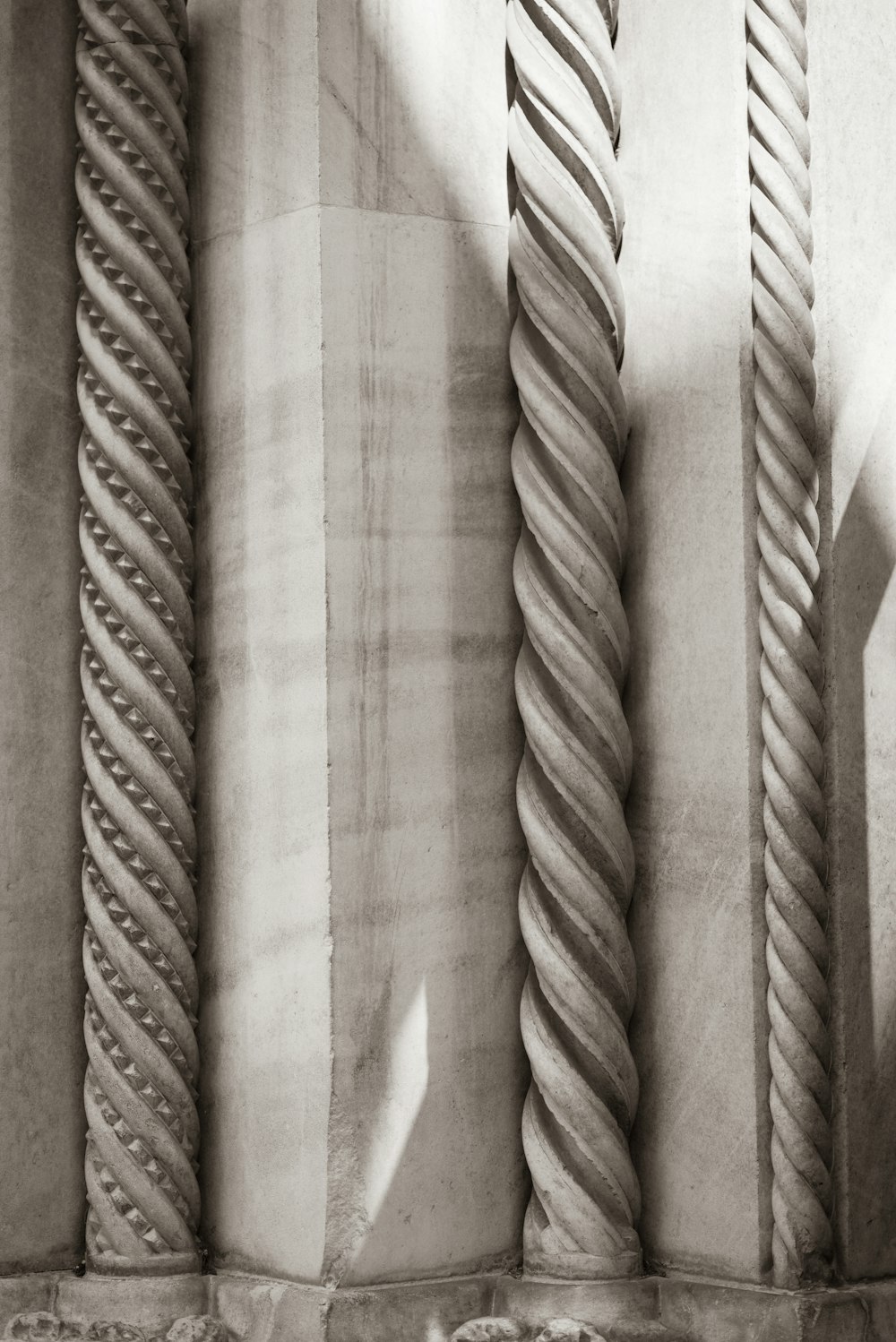 Una foto en blanco y negro de una fila de pilares