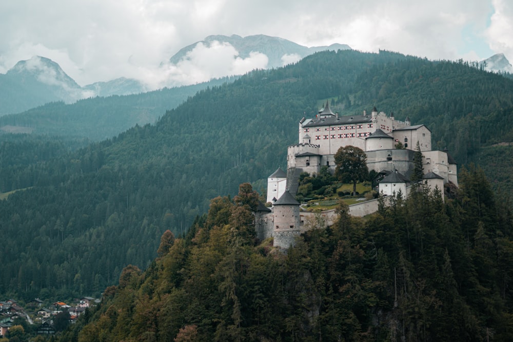 Ein Schloss auf einem üppigen grünen Hügel