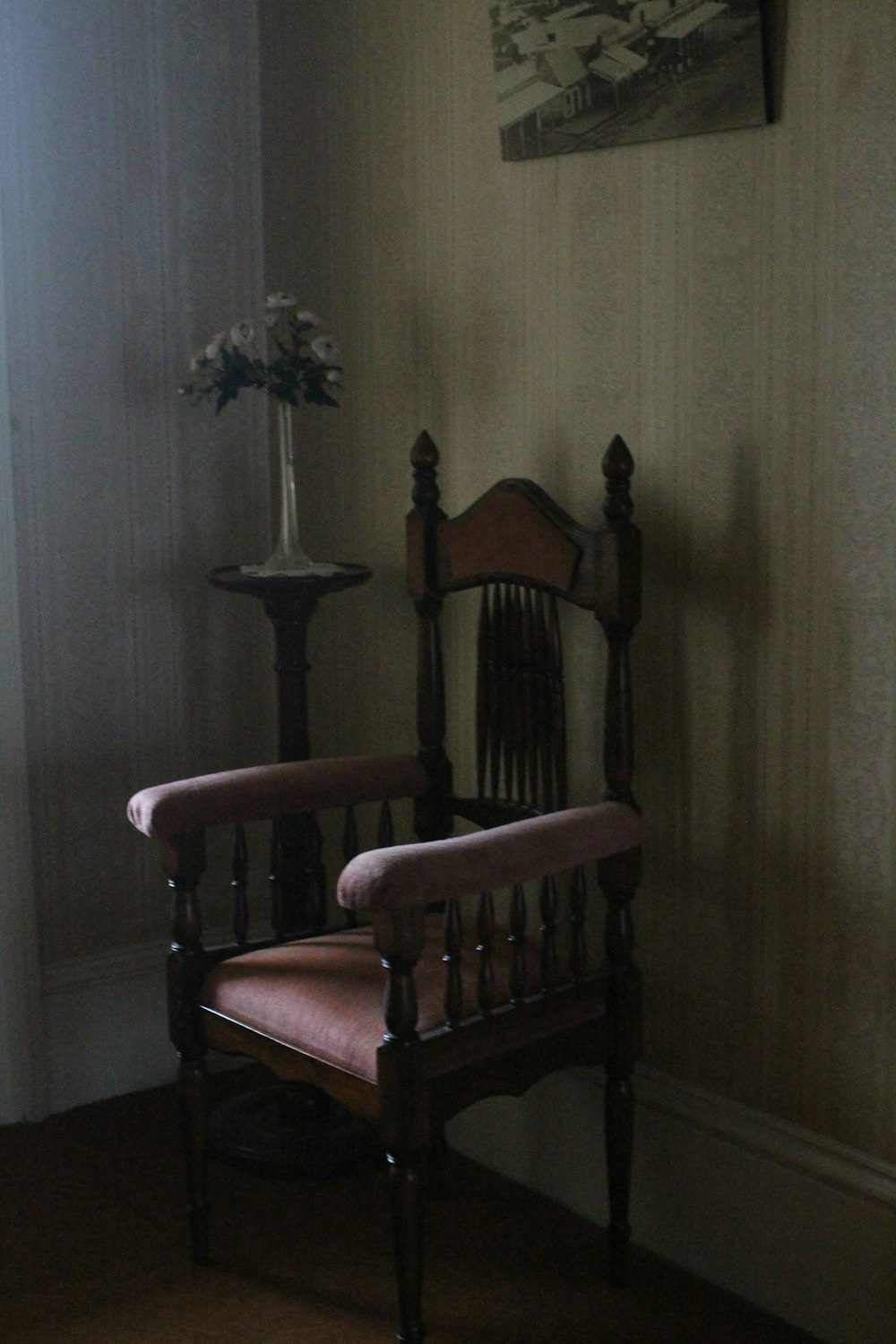 Una silla de madera sentada en una esquina de una habitación