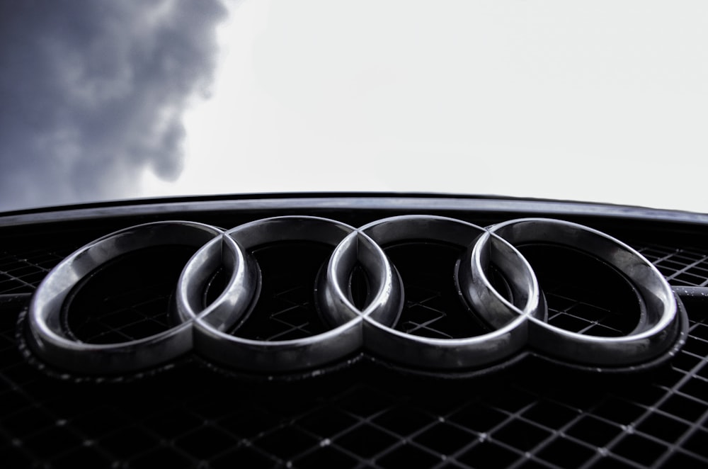 Un primer plano de un emblema de Audi en un coche