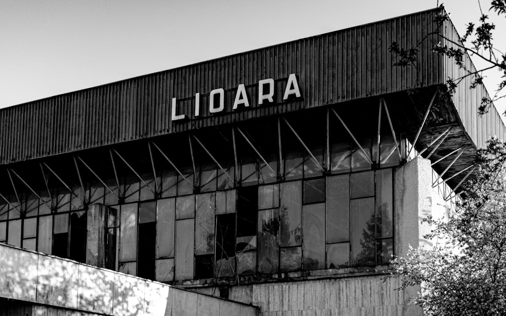 a black and white photo of a building