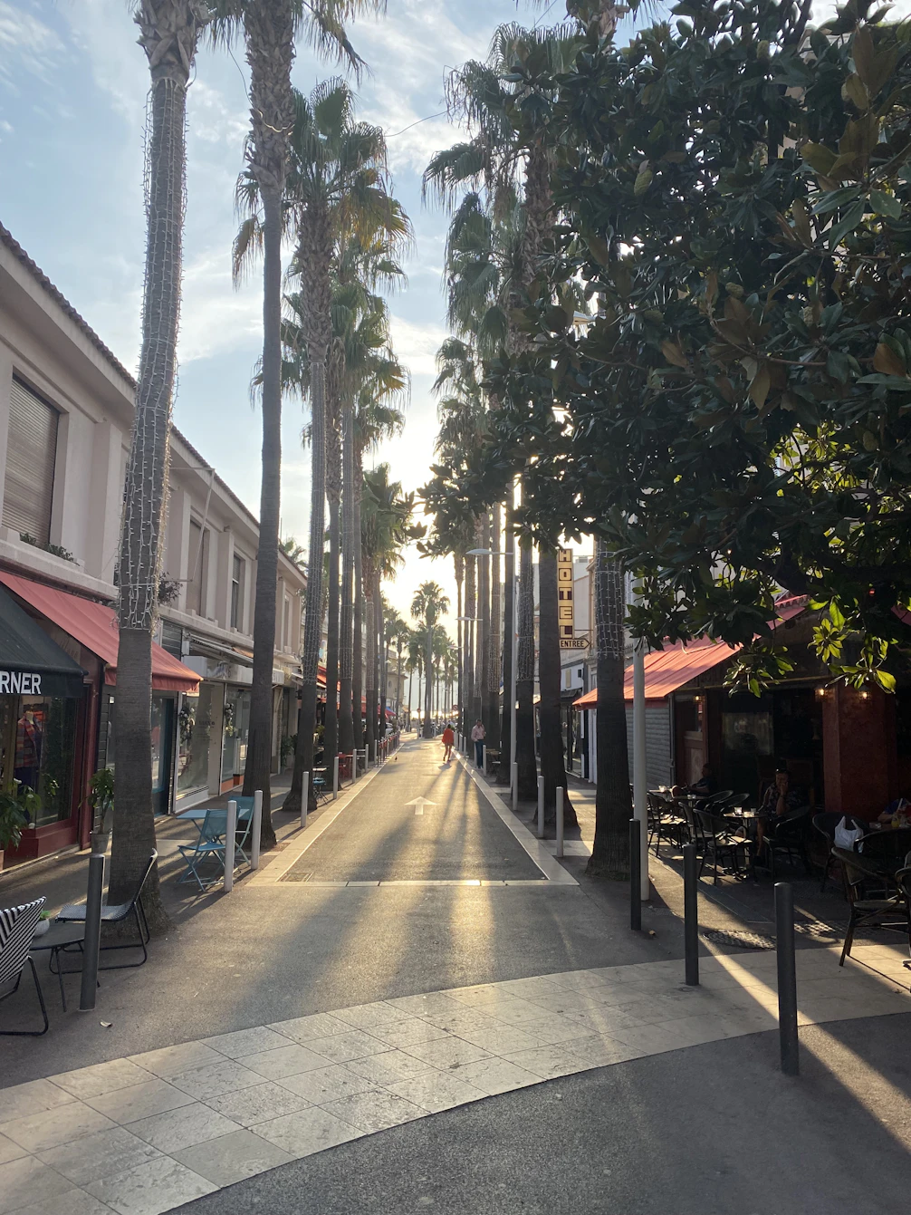 Rue méditerranéenne ensoleillée à Marbella, avec ses cafés et ses palmiers