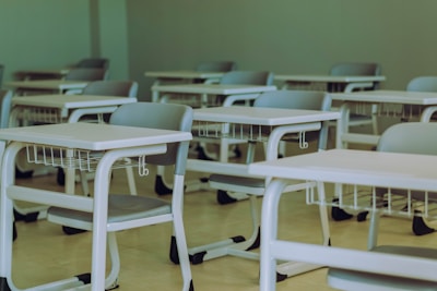 a classroom filled with lots of desks and chairs