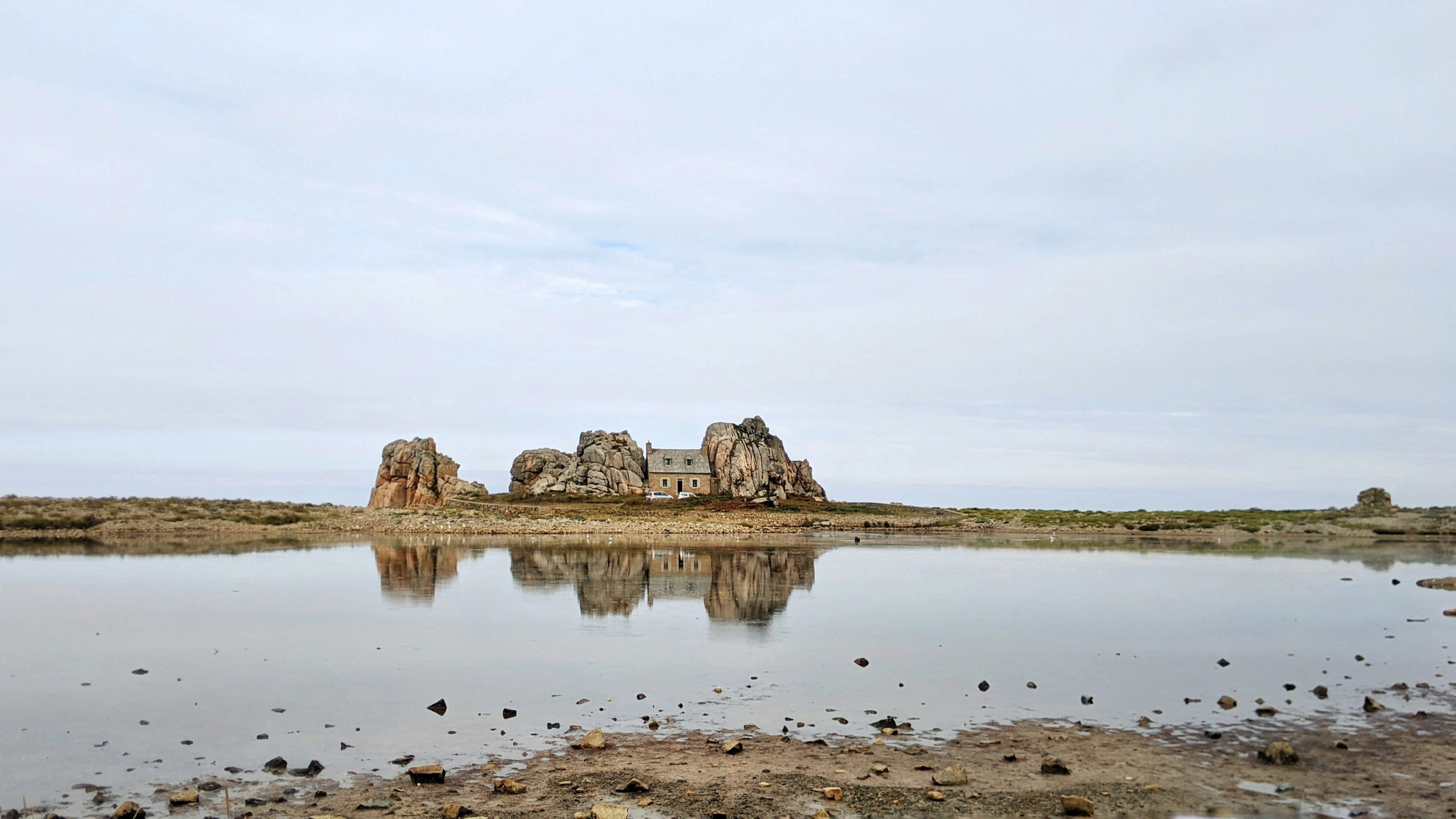 ein großes Gewässer, umgeben von Felsen