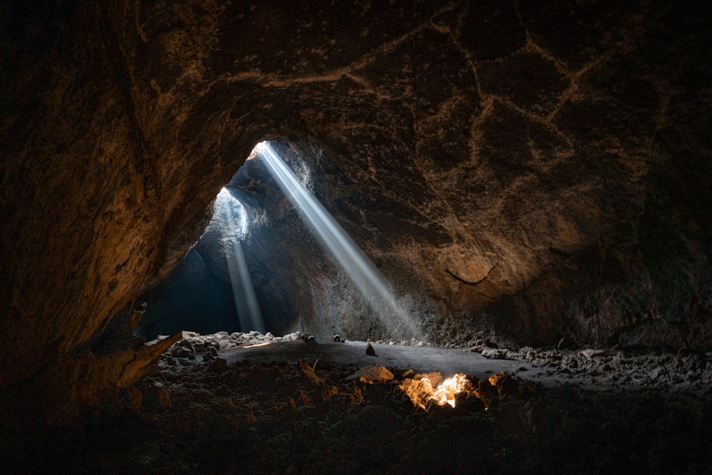 Ein Licht scheint durch die Öffnung einer Höhle