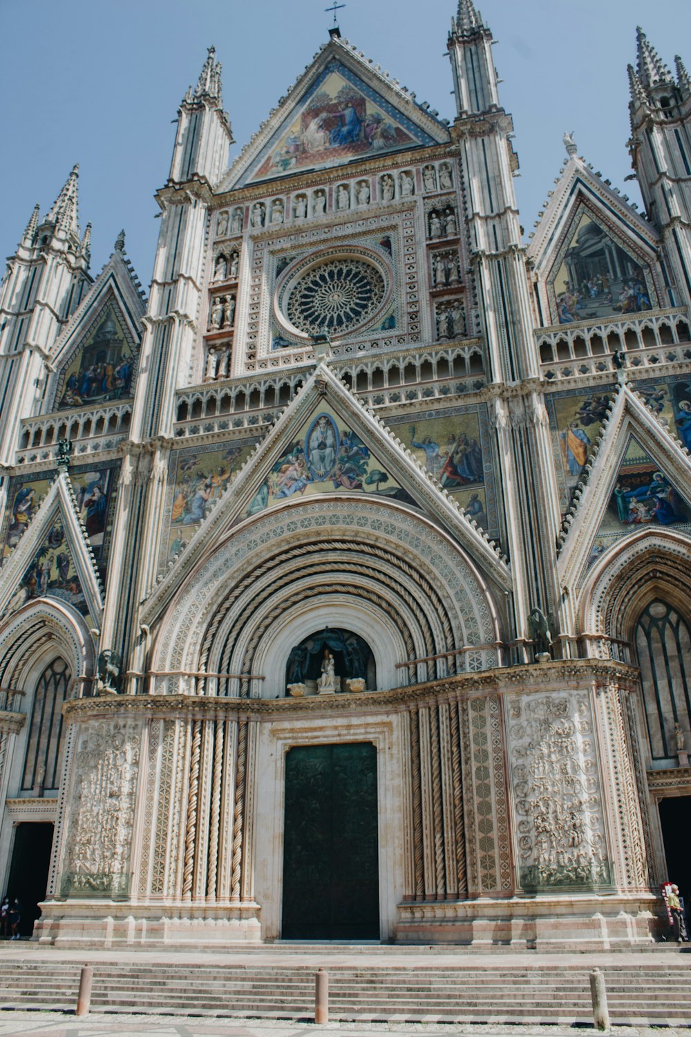 una gran catedral con un reloj en la parte delantera