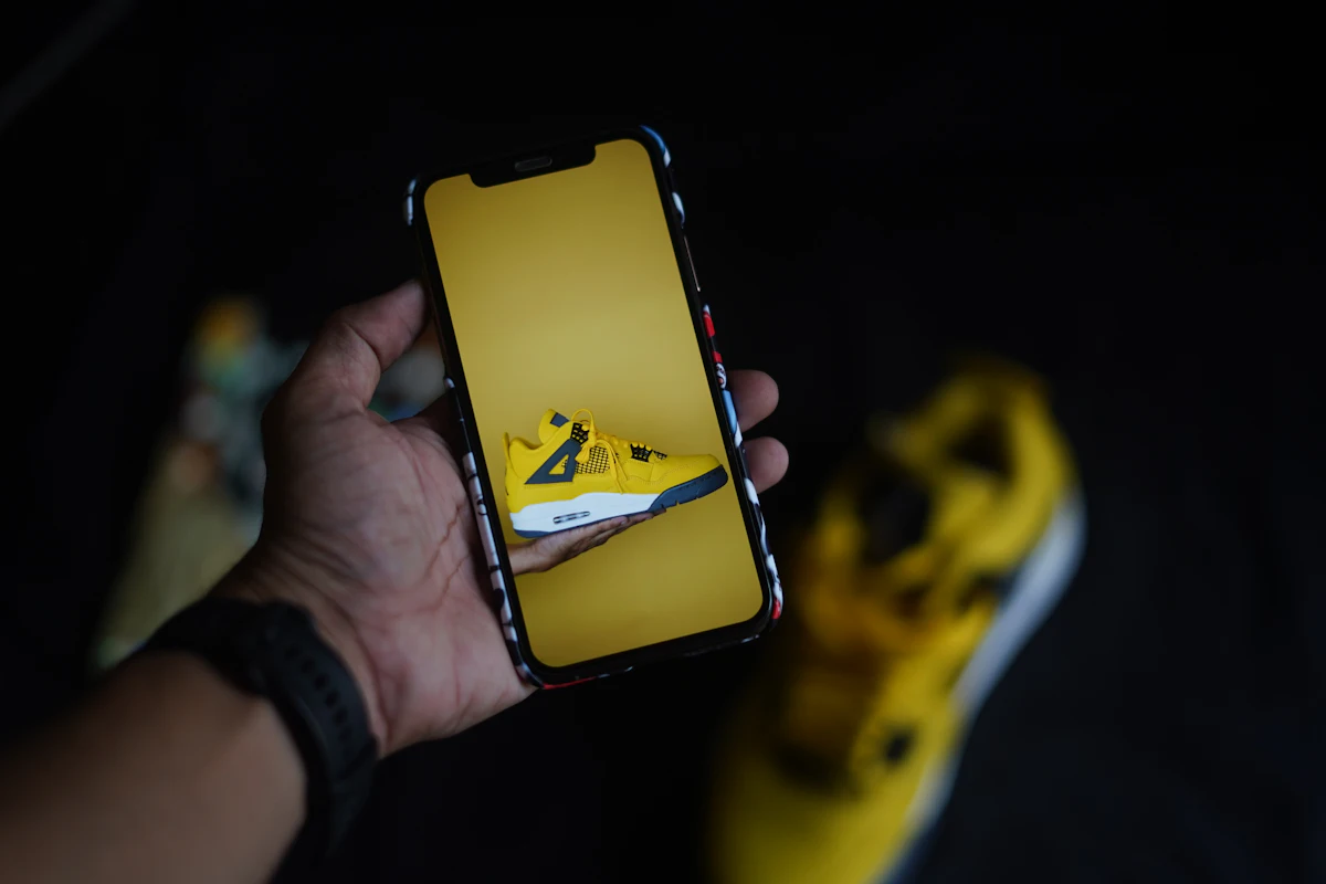 Memotret produk sepatu untuk katalog toko menggunakan ponsel