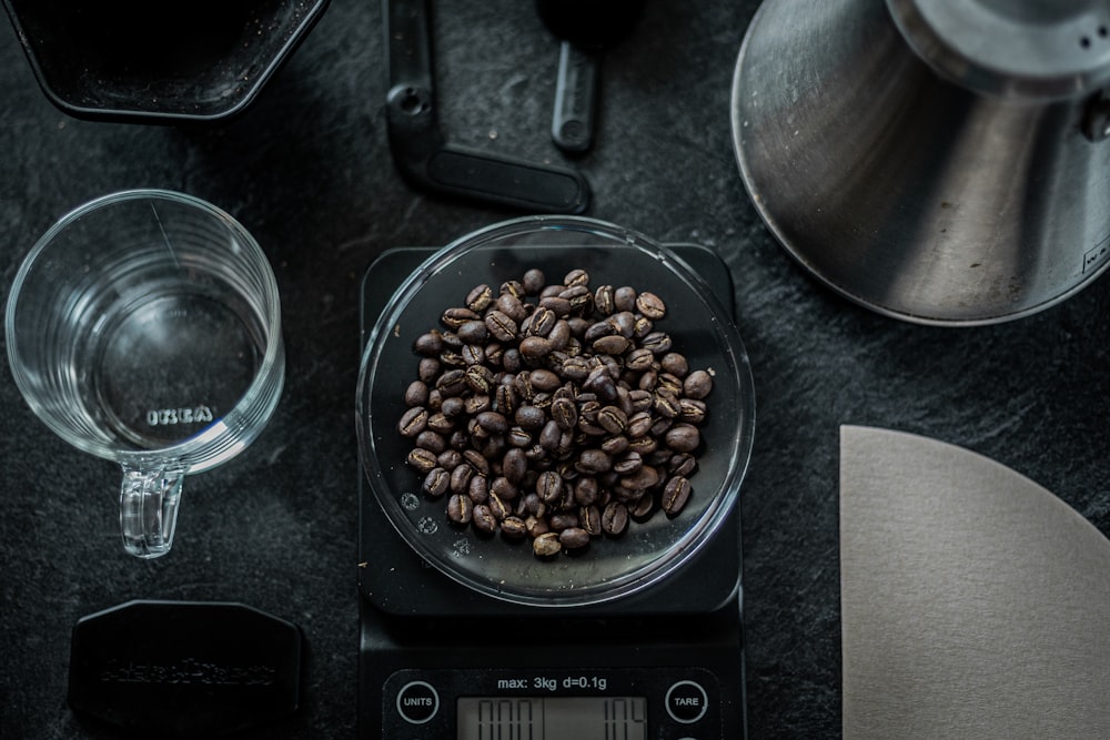 une balance avec un bol de grains de café sur le dessus