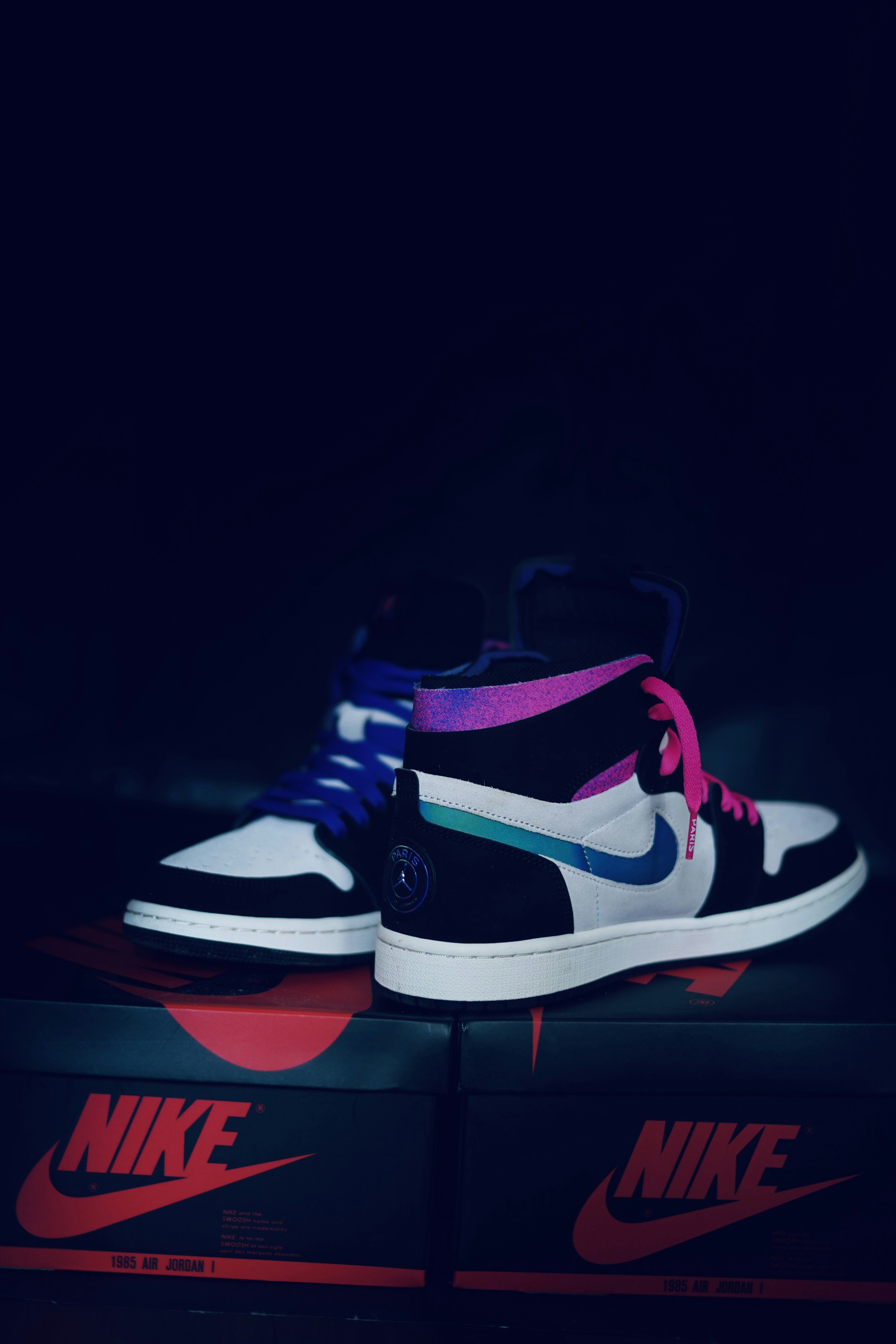 Paire de sneakers neuves posées sur leur boîte d'origine