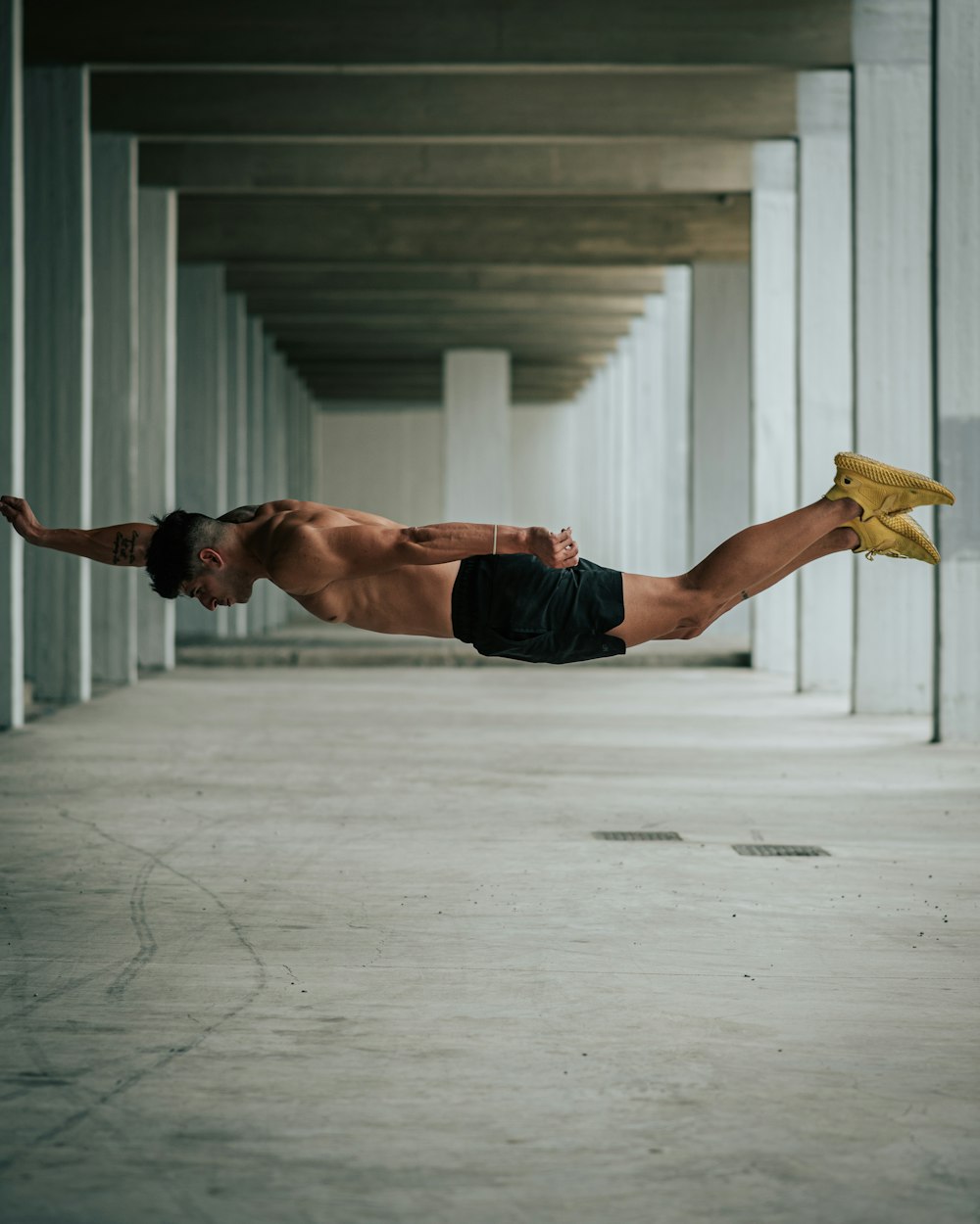 Un homme torse nu plonge dans un garage