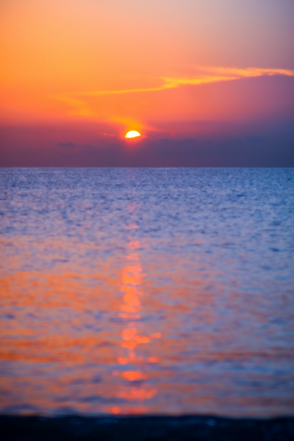 Il sole sta tramontando sull'oceano