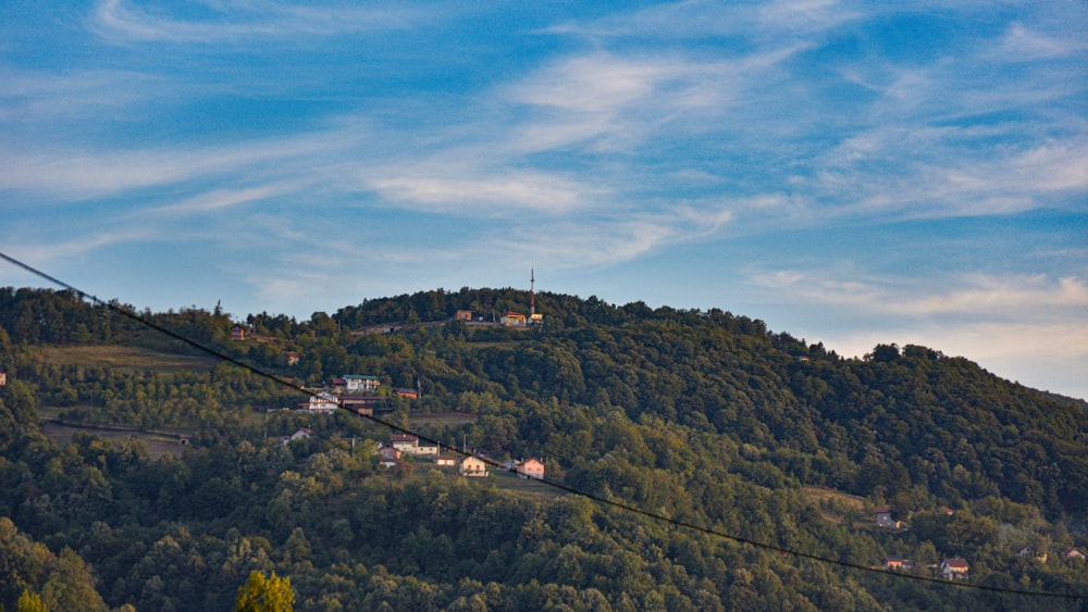 une vue d’une colline avec des maisons dessus