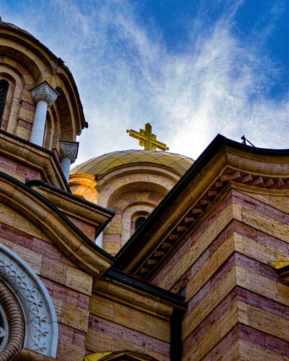 una iglesia con una cruz encima