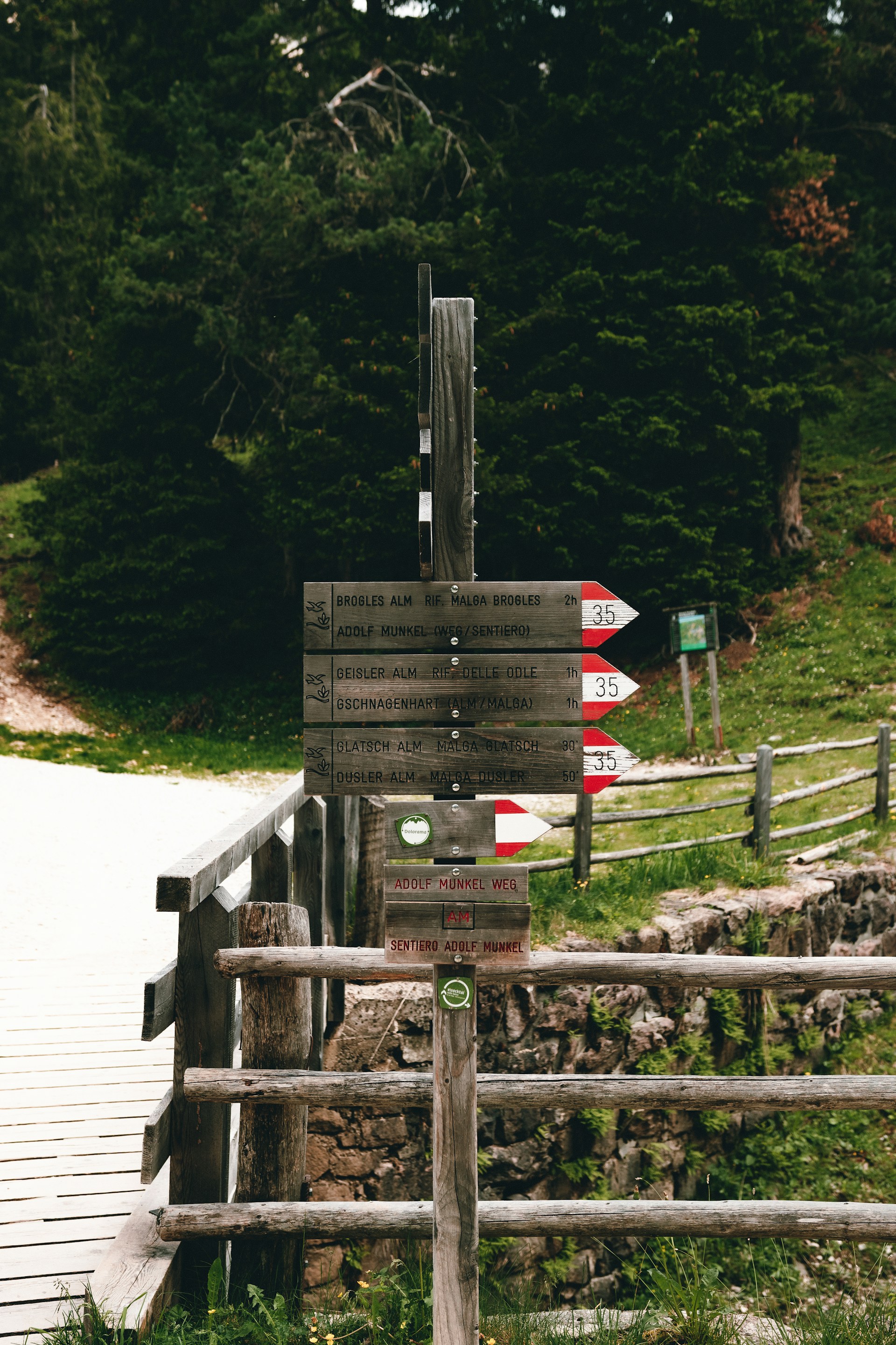 gray computer monitor