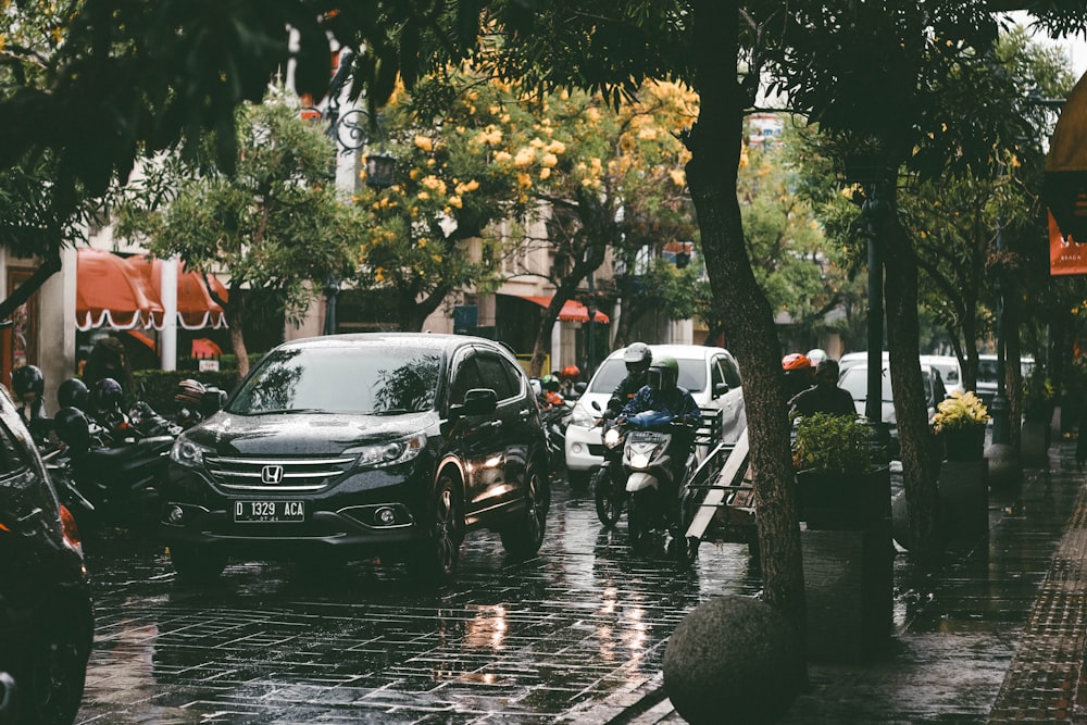 a city street filled with lots of traffic