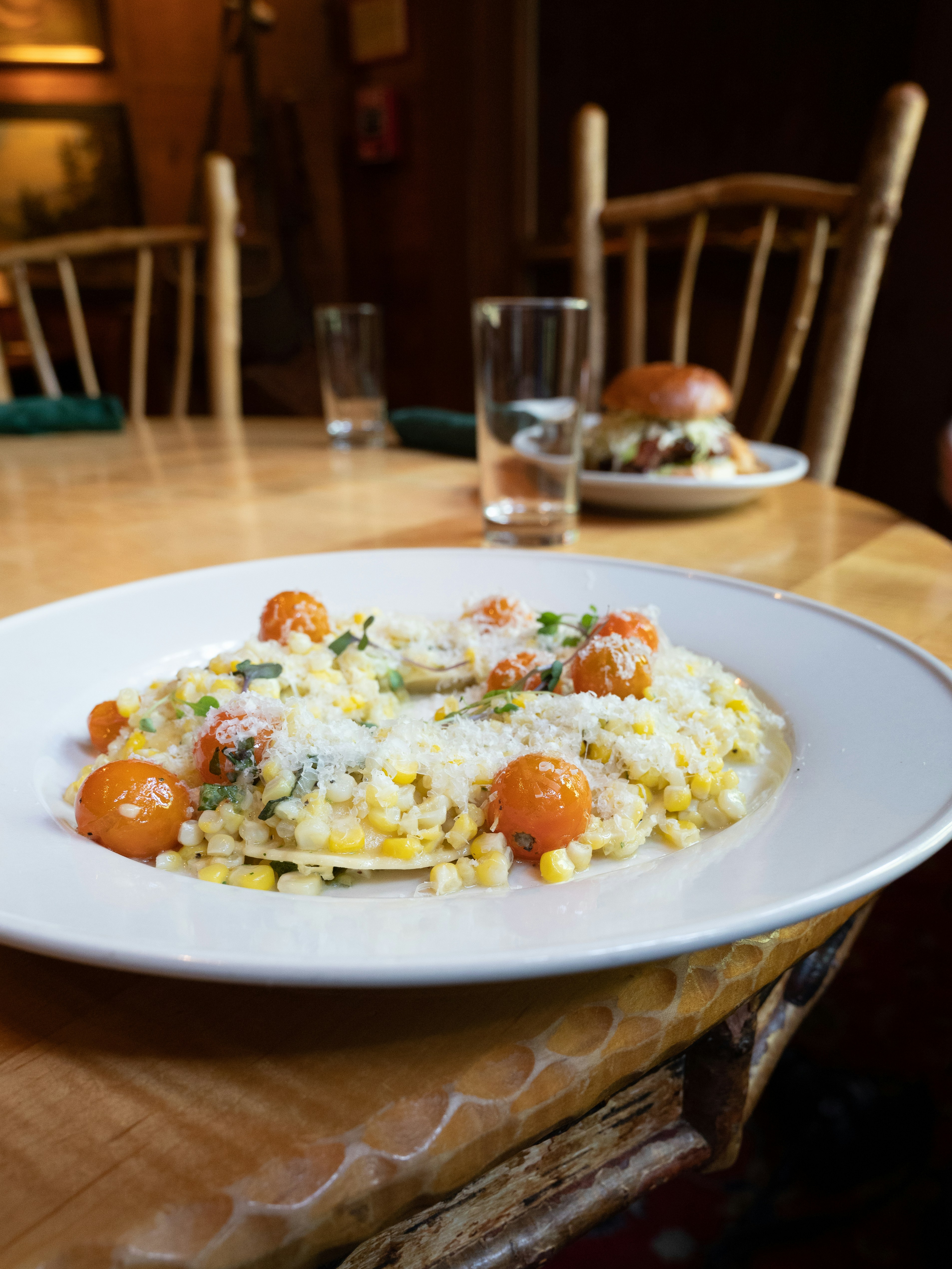 Un plato de comida en una mesa de madera