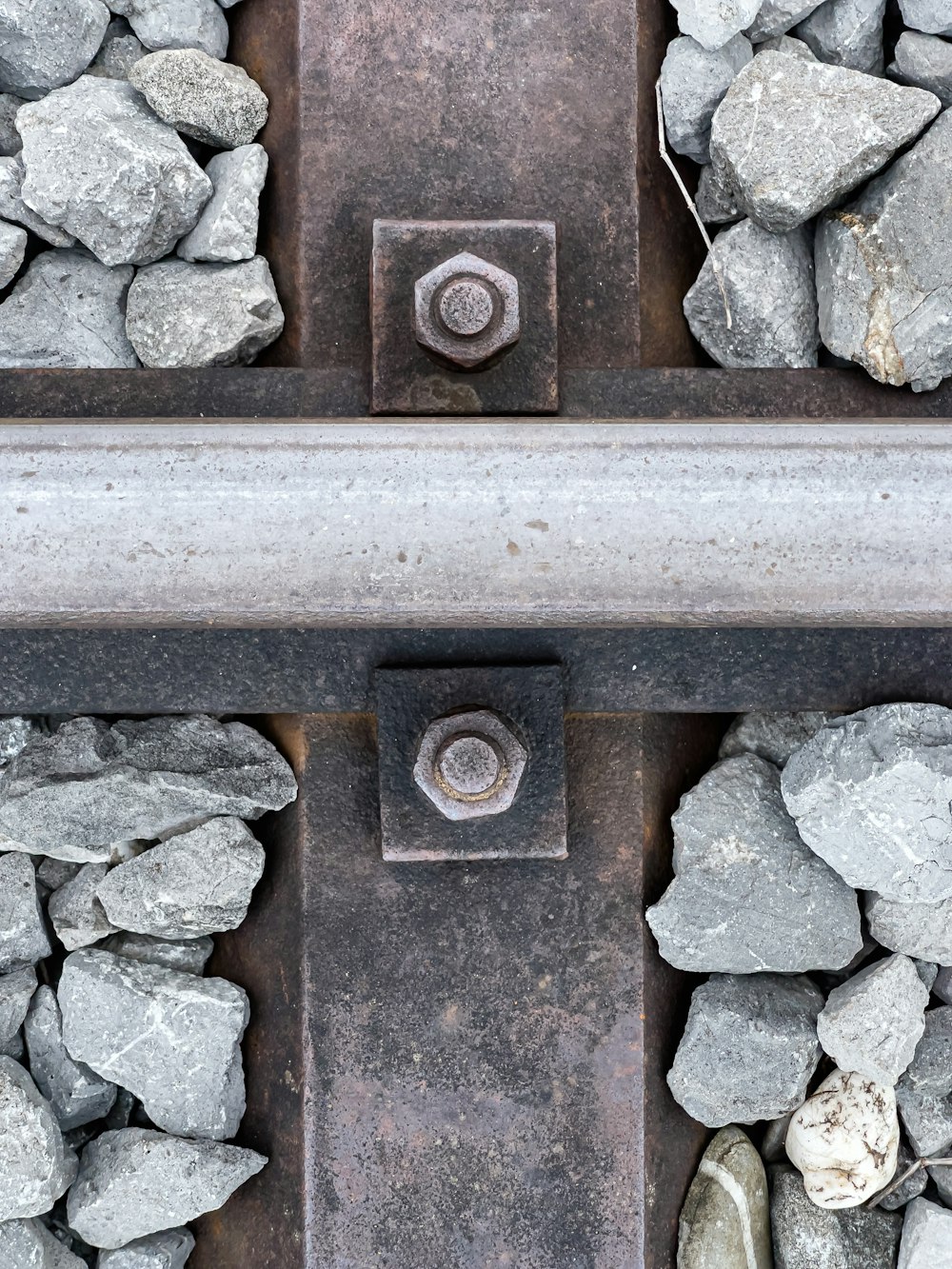 Nahaufnahme einer Bahnstrecke mit Steinen